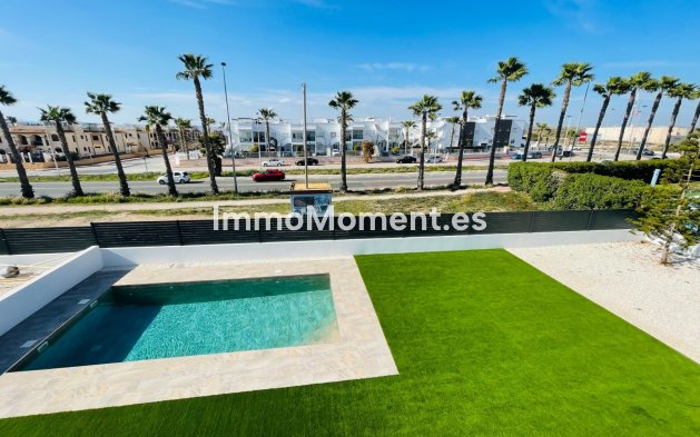 Obra nueva - Villa independiente - Torrevieja