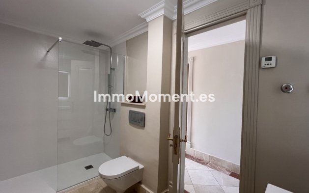 Wiederverkauf - Freistehende Villa - Estepona Ost - Estepona