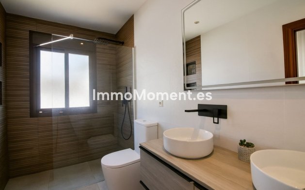 Resale - Villa - El Paraiso - New Golden Mile