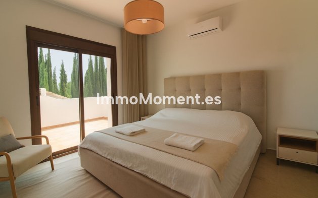 Resale - Villa - El Paraiso - New Golden Mile