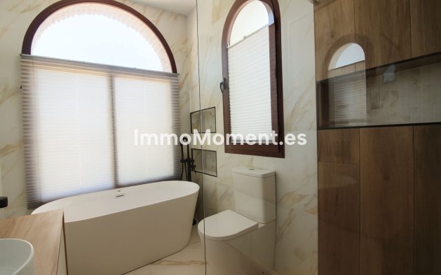 Resale - Villa - El Paraiso - New Golden Mile