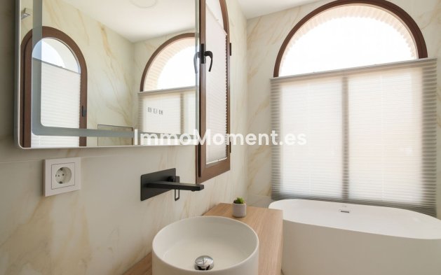 Resale - Villa - El Paraiso - New Golden Mile