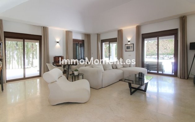 Resale - Villa - El Paraiso - New Golden Mile