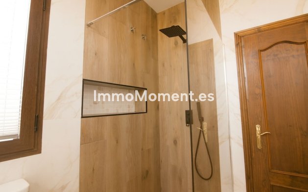 Resale - Villa - El Paraiso - New Golden Mile