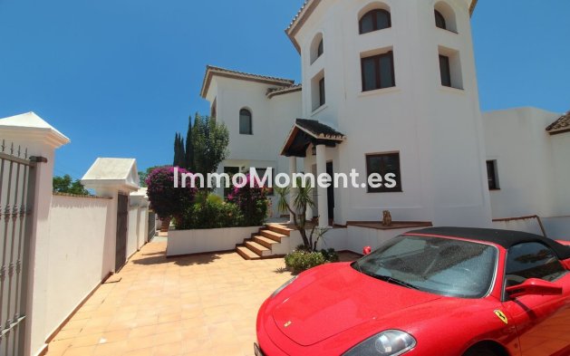 Resale - Villa - El Paraiso - New Golden Mile