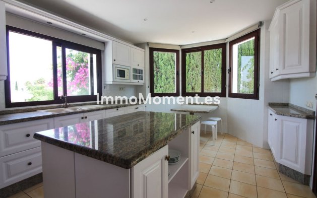 Resale - Villa - El Paraiso - New Golden Mile