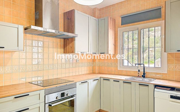 Resale - Villa - Inland  - Almogía