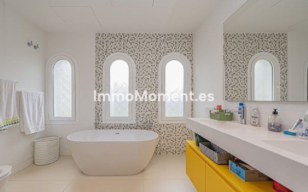Resale - Villa - El Paraiso - New Golden Mile