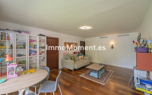 Resale - Villa - El Paraiso - New Golden Mile