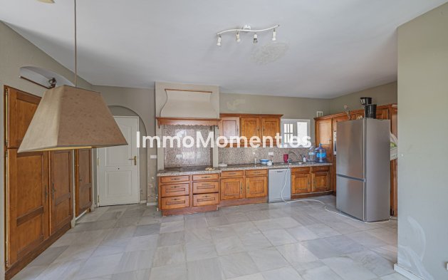 Resale - Villa - El Paraiso - New Golden Mile