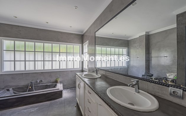 Resale - Villa - El Paraiso - New Golden Mile
