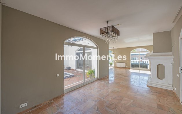 Resale - Villa - El Paraiso - New Golden Mile