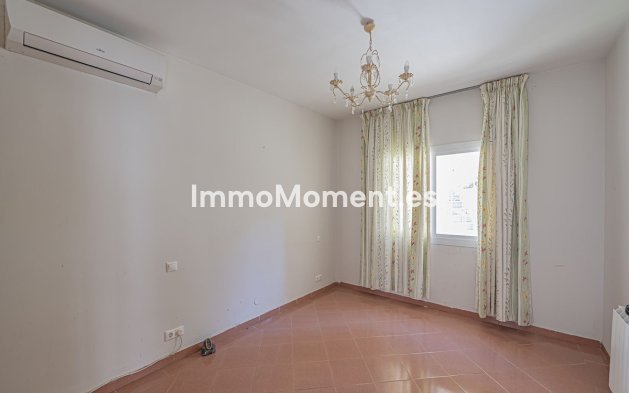 Resale - Villa - El Paraiso - New Golden Mile