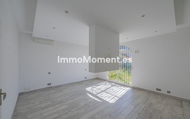 Resale - Villa - El Paraiso - New Golden Mile