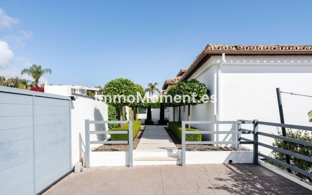 Resale - Villa - Marbella - Nueva Andalucía