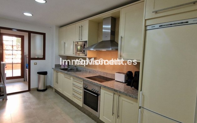 Resale - Apartment - Benahavís - Benahavís Centro