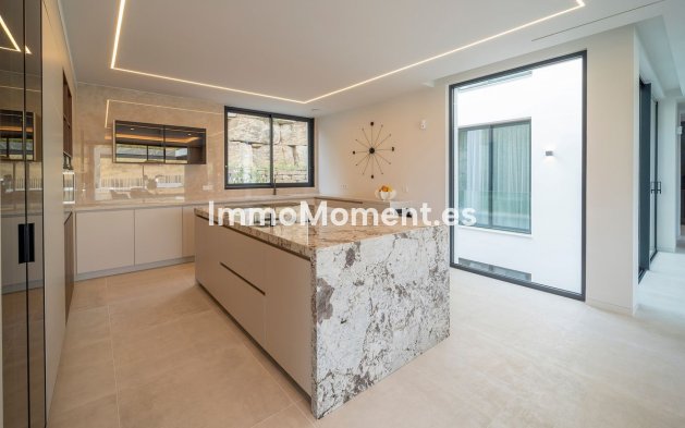 Resale - Villa - El Paraiso - New Golden Mile