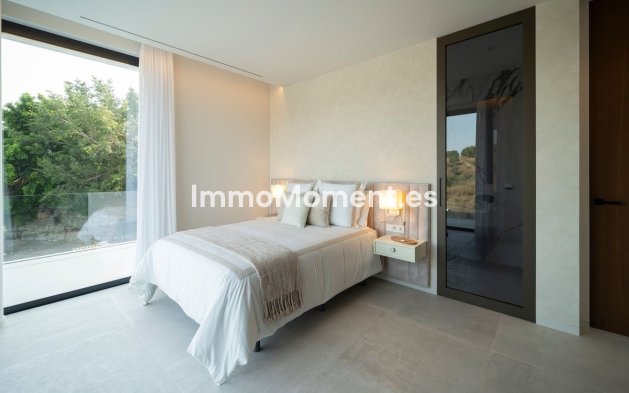 Resale - Villa - El Paraiso - New Golden Mile