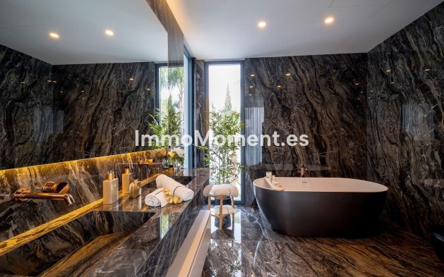 Resale - Villa - El Paraiso - New Golden Mile