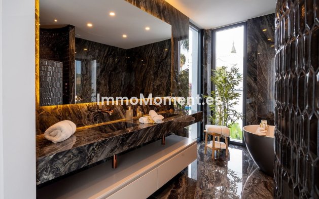 Resale - Villa - El Paraiso - New Golden Mile