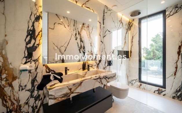 Resale - Villa - El Paraiso - New Golden Mile