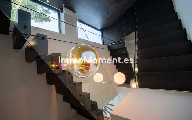 Resale - Villa - El Paraiso - New Golden Mile