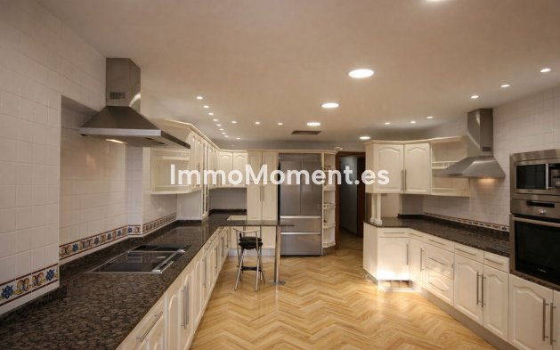 Resale - Villa - Marbella - Puerto Banús