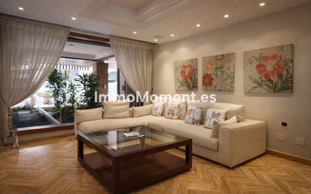 Resale - Villa - Marbella - Puerto Banús