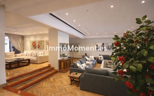 Resale - Villa - Marbella - Puerto Banús