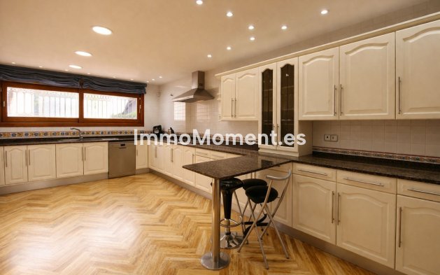 Resale - Villa - Marbella - Puerto Banús