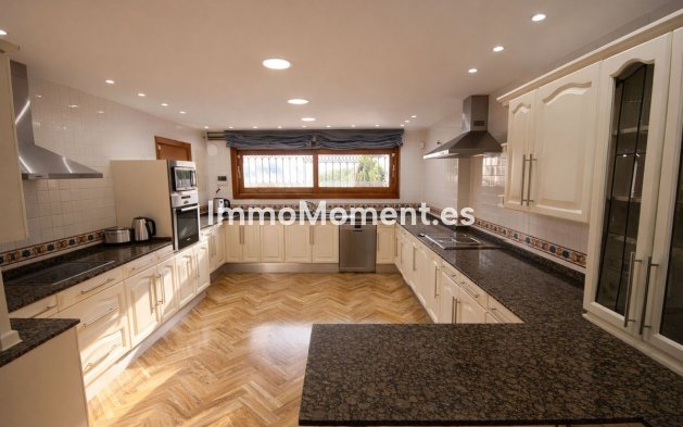 Resale - Villa - Marbella - Puerto Banús