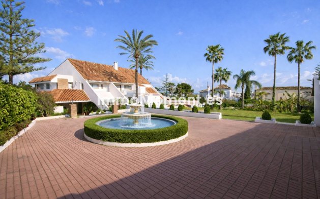 Resale - Villa - Marbella - Puerto Banús