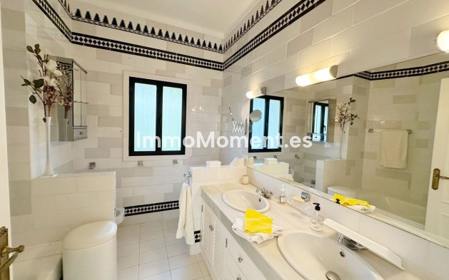 Resale - Villa - El Paraiso - New Golden Mile