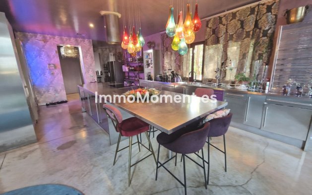 Resale - Villa - Estepona - Estepona Centro