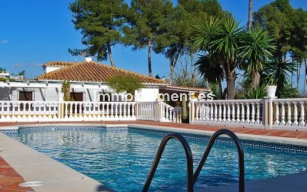 Wiederverkauf - Villa -   Inländisch - Alhaurín de la Torre