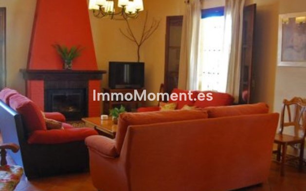 Wiederverkauf - Villa -   Inländisch - Alhaurín de la Torre