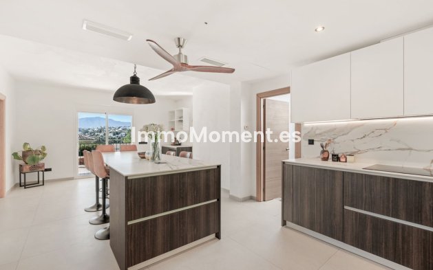 Resale - Villa - El Paraiso - New Golden Mile