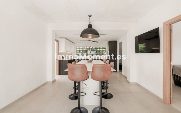 Resale - Villa - El Paraiso - New Golden Mile