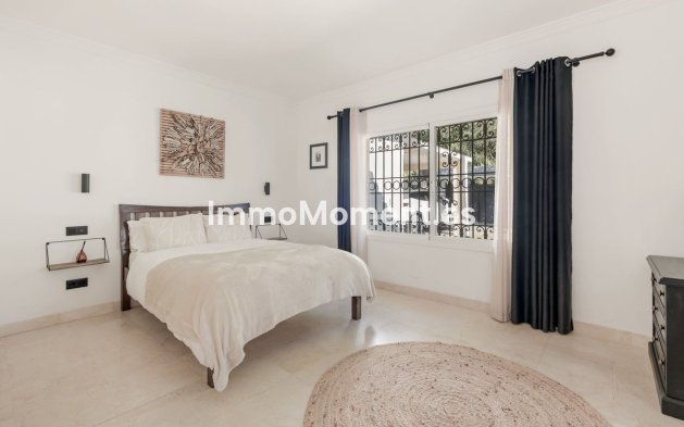 Resale - Villa - El Paraiso - New Golden Mile