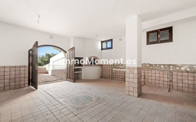 Resale - Villa - El Paraiso - New Golden Mile