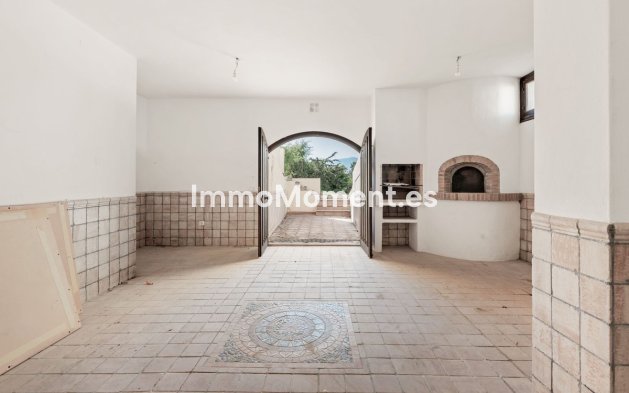 Resale - Villa - El Paraiso - New Golden Mile