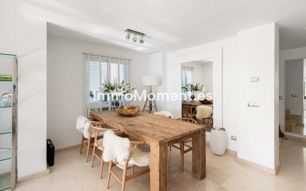 Resale - Apartment - Marbella - Nueva Andalucía