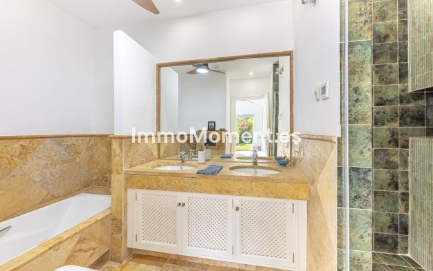 Wiederverkauf - Reihenhaus -   Inländisch - Istán