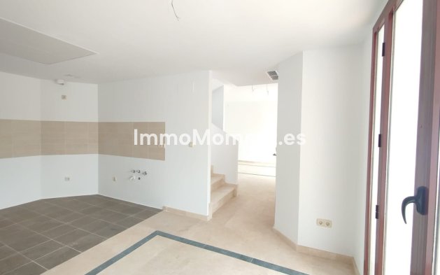 Resale - Townhouse - Casares - Doña Julia