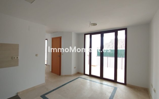 Resale - Townhouse - Casares - Doña Julia