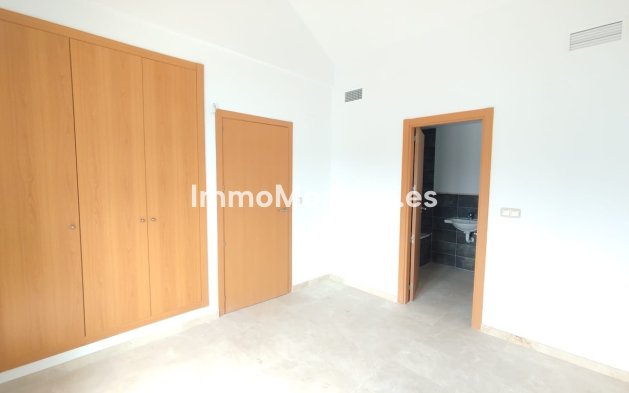 Resale - Townhouse - Casares - Doña Julia