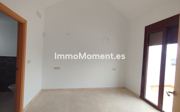 Resale - Townhouse - Casares - Doña Julia