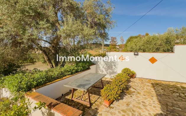 Wiederverkauf - Villa -   Inländisch - Almogía