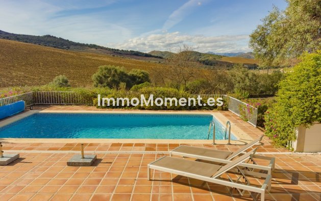 Wiederverkauf - Villa -   Inländisch - Almogía