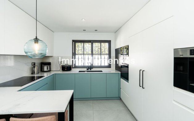 Resale - Villa - El Paraiso - New Golden Mile
